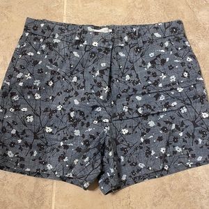 Gap blue floral tailored shorts. Size 6R.